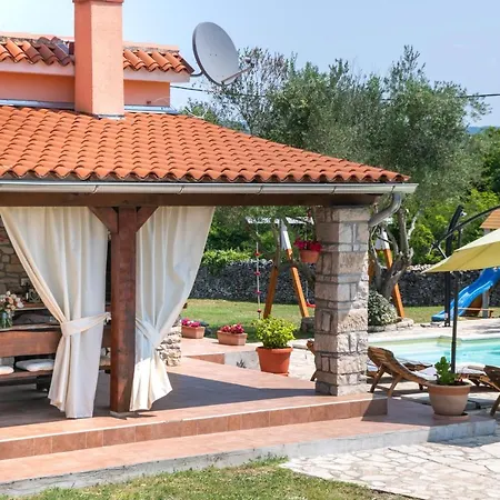 House Natalie, Village *