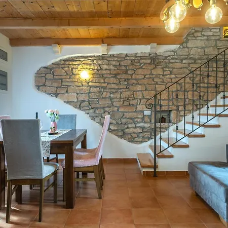 House Natalie, Village Nyaraló