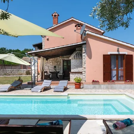 House Natalie, Village Nyaraló
