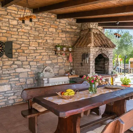 House Natalie, Village Nyaraló Rakalj