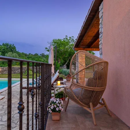 Nyaraló House Natalie, Village